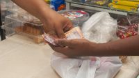 “Uno cobra y cuando viene a ver ya el dinero se fue en comida, pasaje y deudas”