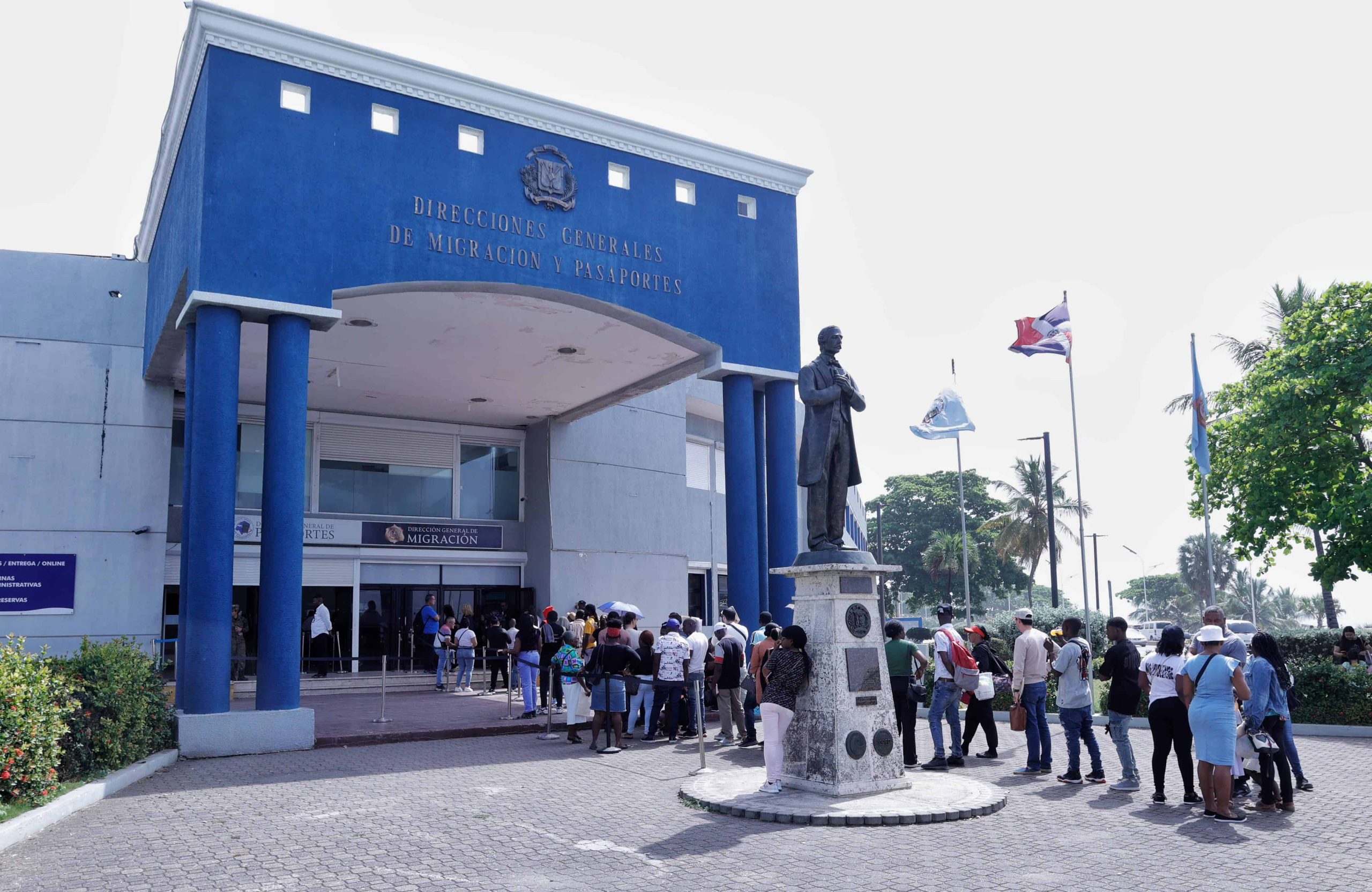 Migración endurece requisitos para permisos de trabajo a extranjeros