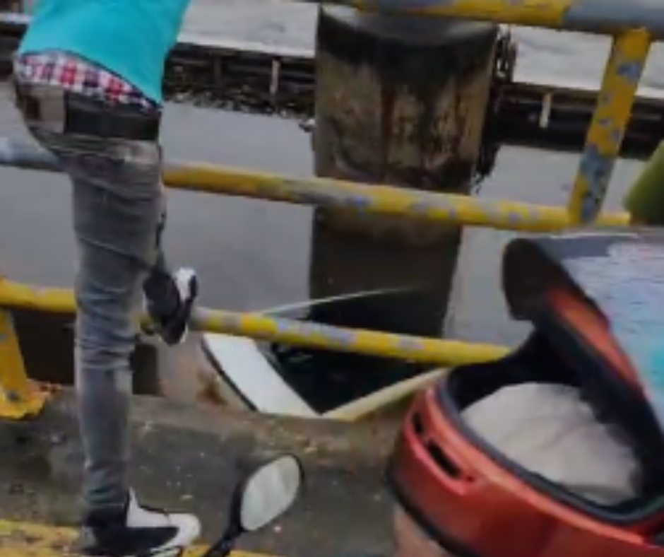 Impactante accidente: Vehículo se desploma desde puente en República Dominicana