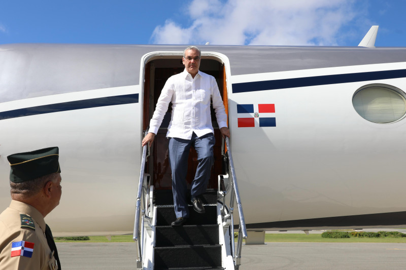 Abinader regresa al país