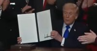 Trump firma orden para despedir a 8,000 altos funcionarios federales
