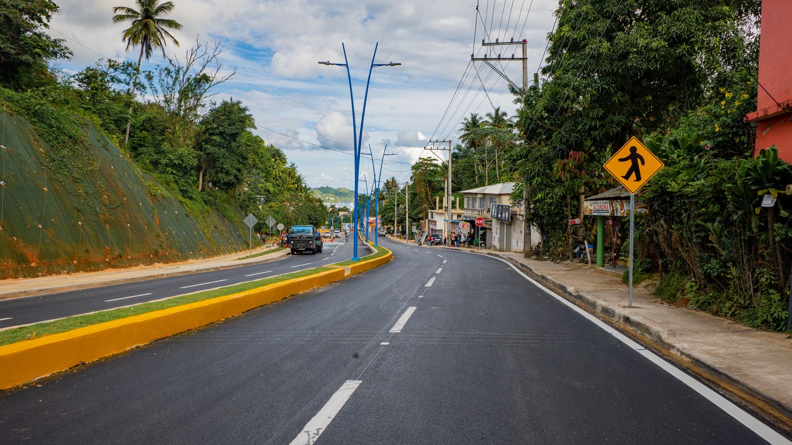 Abinader inaugura ampliación a cuatro vías de la entrada a Samaná