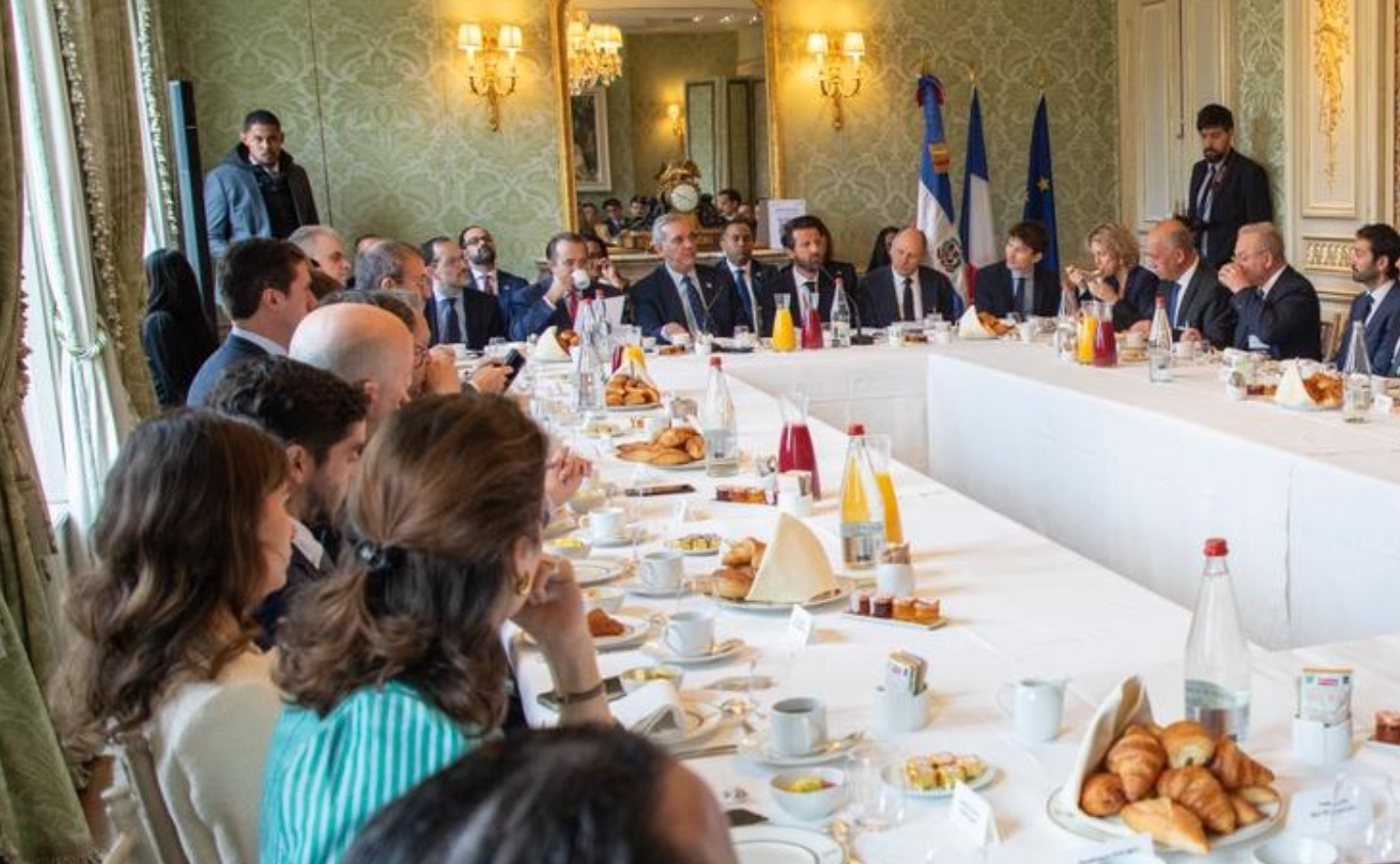 Abinader se reúne con inversionistas franceses