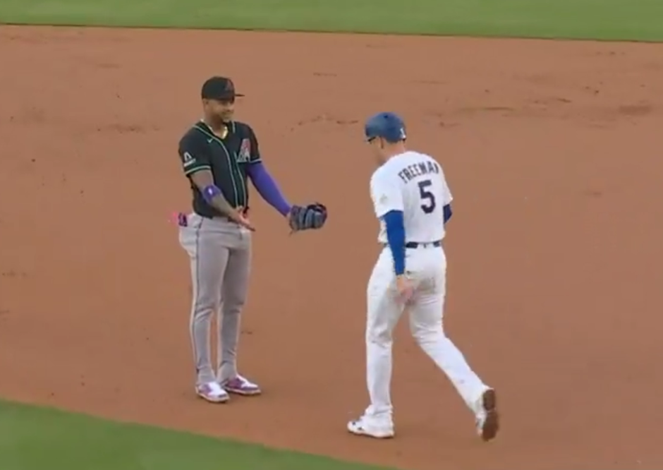 El cómico pero emotivo out entre Freddie Freeman y Ketel Marte (video)