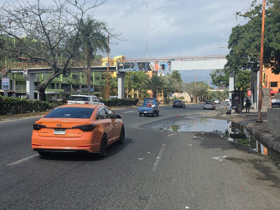 Contaminación y riesgo vial junto a hospital en el V Centenario