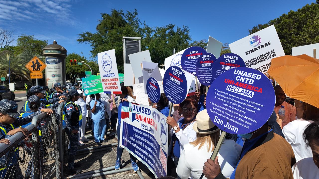 Enfermeras protestan frente al Palacio Nacional