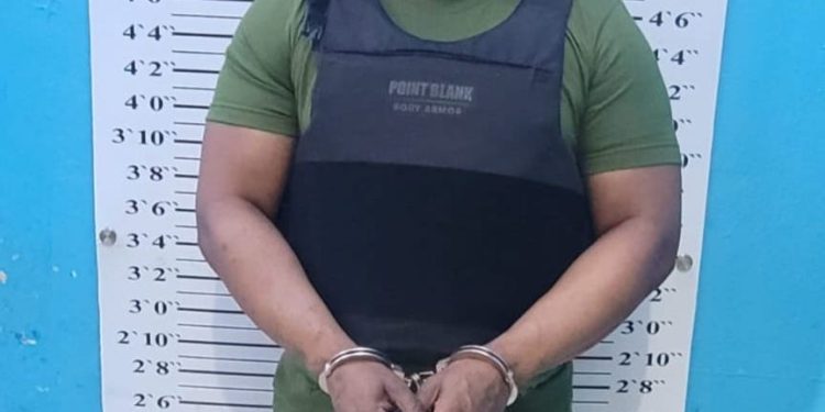 Lo mató con sus propias tijeras por RD$2,500