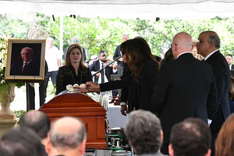 Sepultan restos de don Héctor Rizek