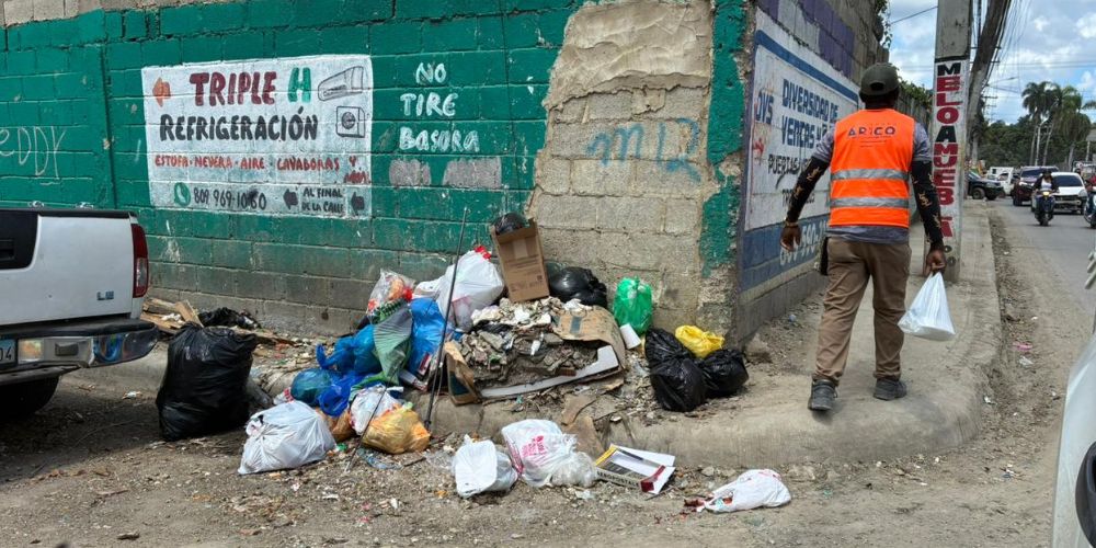 La basura arropa a Villa Mella