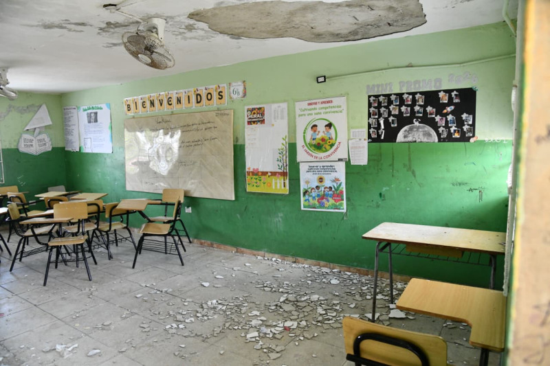 Liceo descascarándose en Los Alcarrizos