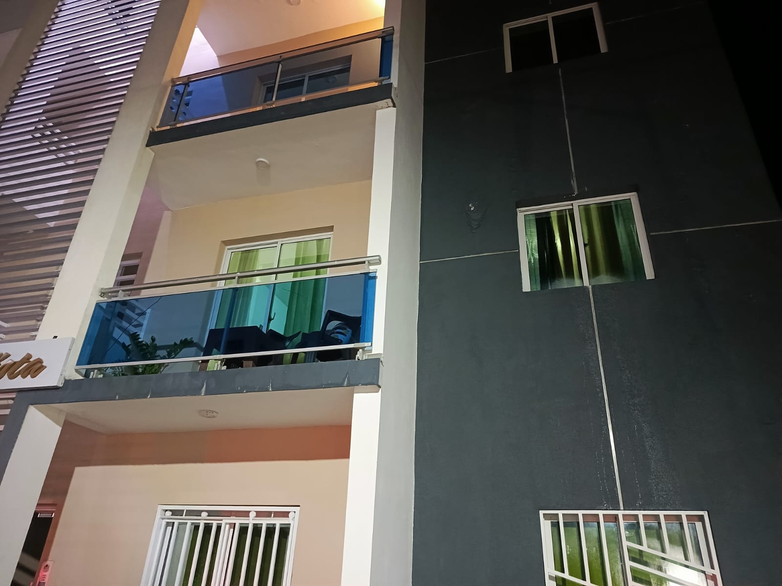 Terror en Miches: mujer salta de edificio para huir