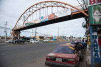 Hombre sobrevive tras lanzarse del puente peatonal en Los Alcarrizos