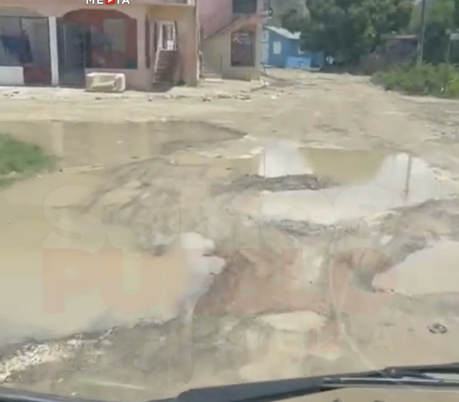 Niños caminan entre lodo para llegar a la escuela