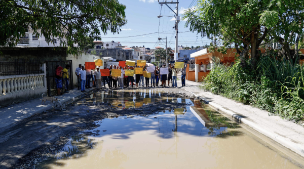 Un barrio que está entre aguas negras y enfermedades