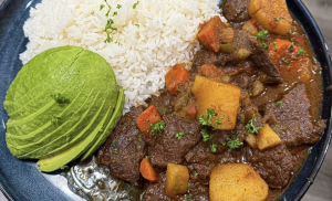 Comida de las 12: Carne guisada, arroz y aguacate