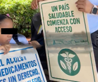 Madre exige aprobación de medicamento para su hija