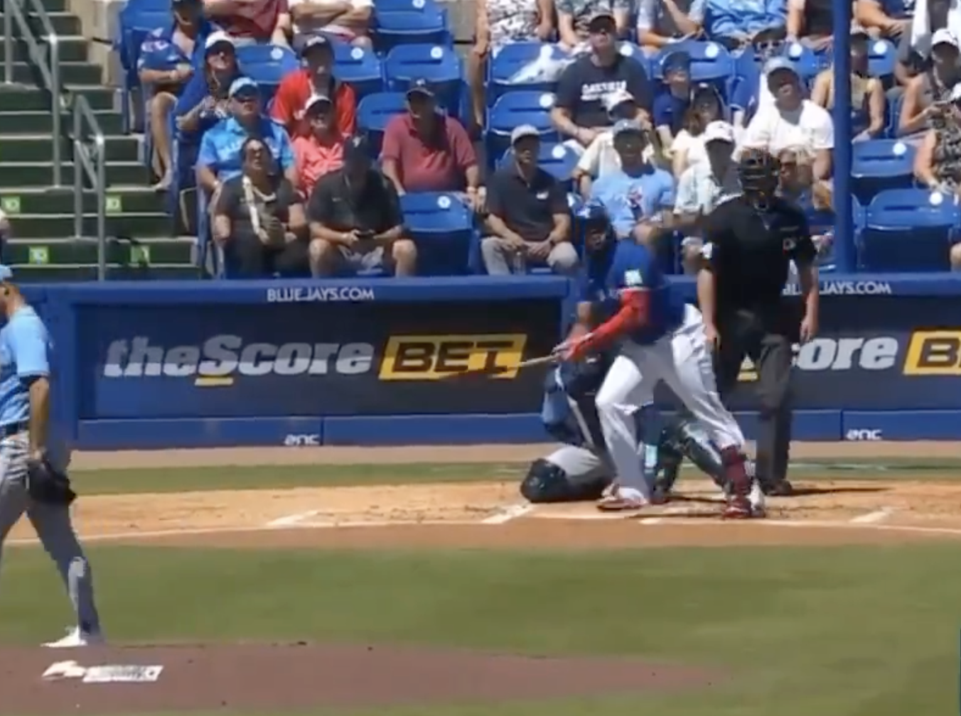 Vladimir Guerrero Jr. batea primer jonrón