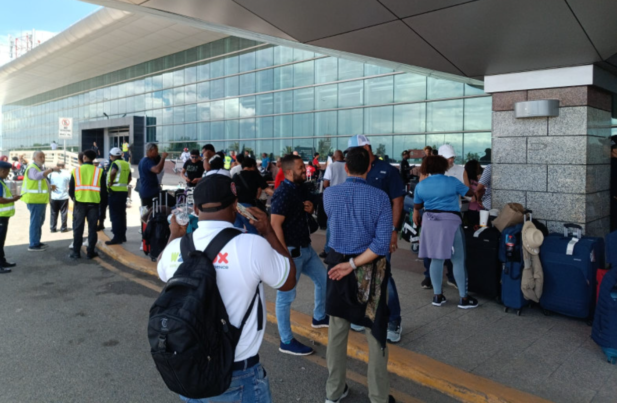 Pasajeros varados en el AILA protestan y piden respuestas