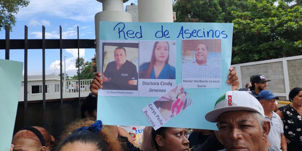 Protestan en Santiago por muerte de joven en cirugía estética