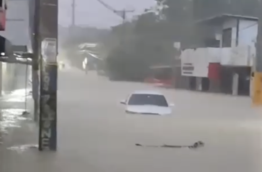 Se inundada la avenida Monumental tras fuertes lluvias