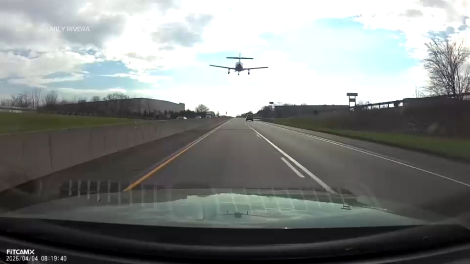 Avioneta aterriza de emergencia en una carretera gringa (video)