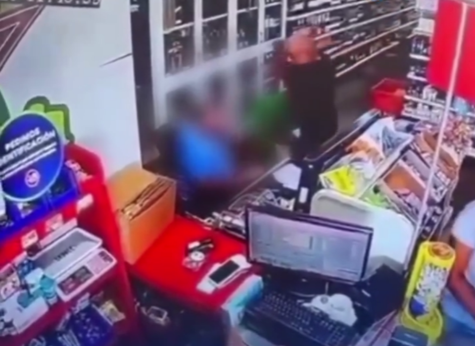 Tipo hiere a comerciante tras negarse a fiarle un romo (video)