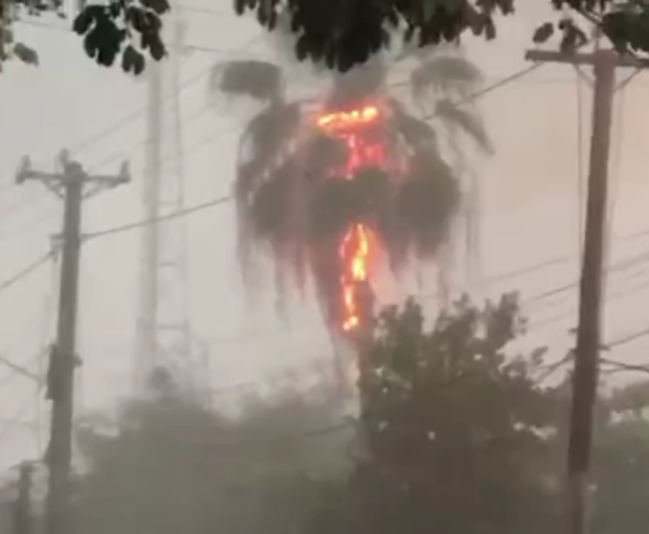 Rayo provoca incendio en vivienda de La Vega (video)