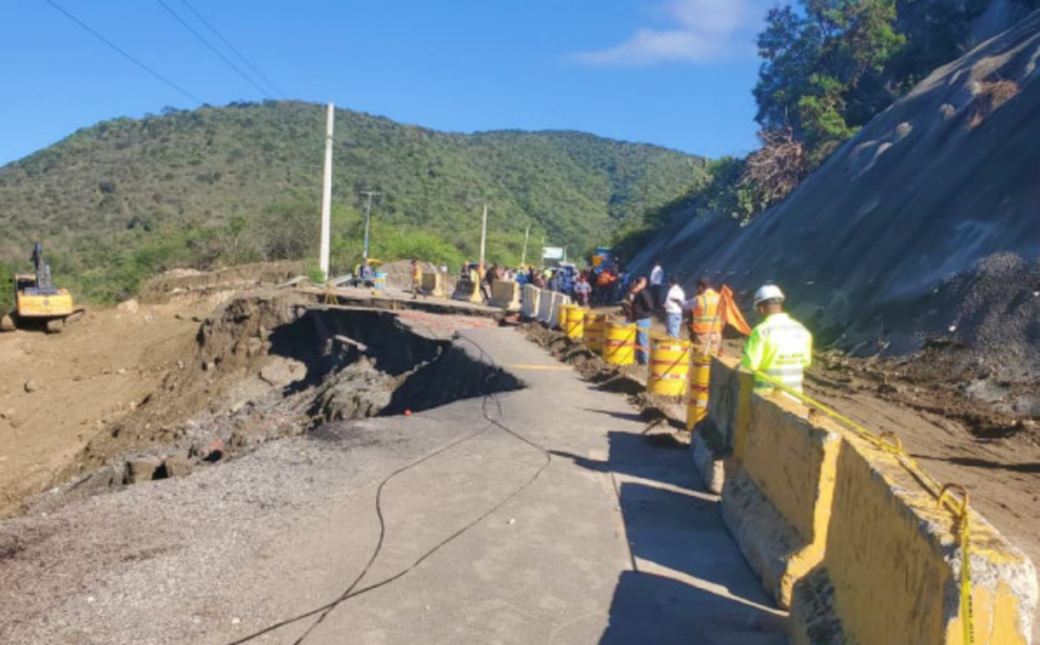 Decenas de vehículos varados tras socavón en Ocoa