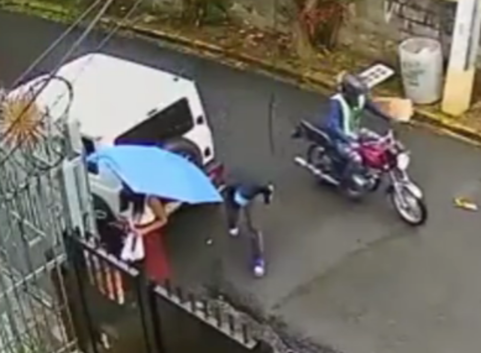 Fue a llevarle comida a su abuela y terminó siendo atracada (video)
