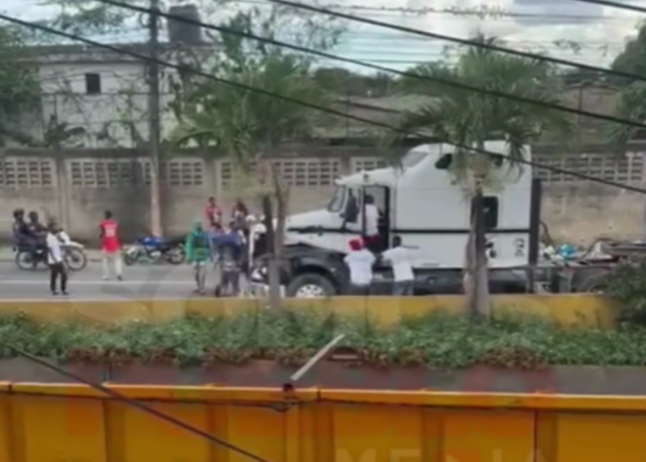Turba de motoristas agrede a chofer de patana (video)