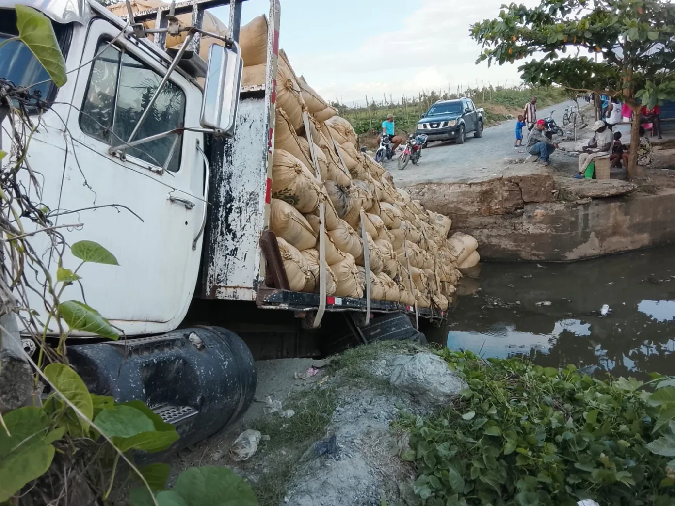 Camión de arroz cae al río tras derrumbe de puente en La Vega
