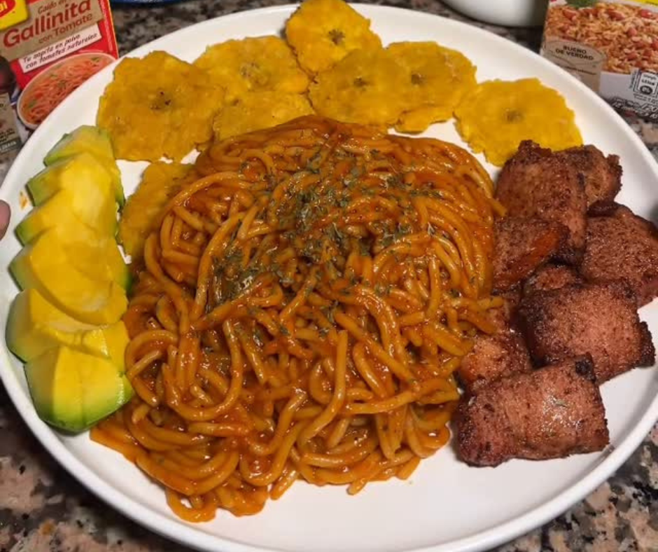 Comida de las 12: Espaguetis de fritura, chuleta frita, aguacate y tostones