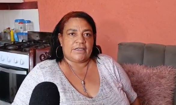 Mujer con dos agujas en su cuerpo pide ayuda para ser intervenida