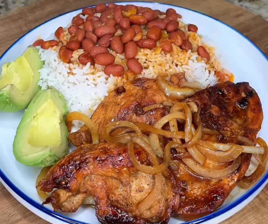 Comida de las 12: Arroz, habichuelas y pechuga encebollada