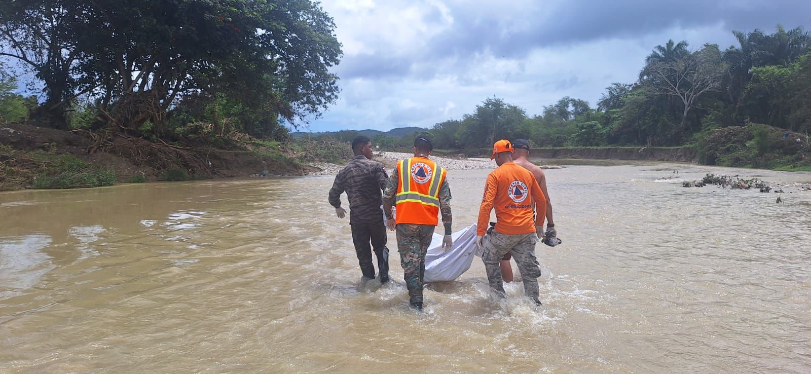 Recuperan dos cuerpos tras ser arrastrados por ríos