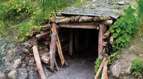 Hombre muere tras quedar atrapado en hoyo de extracción de larimar