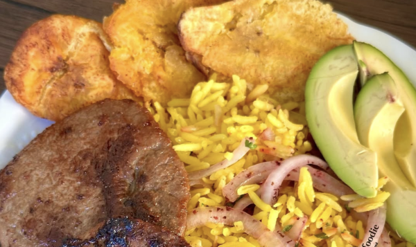 Comida de las 12: Carne guisada, arroz amarillo, tostones y aguacate