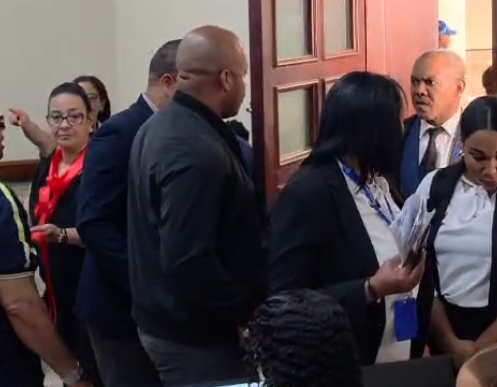 Seguridad de los hermanos Espaillat entran armados a sala de audiencia