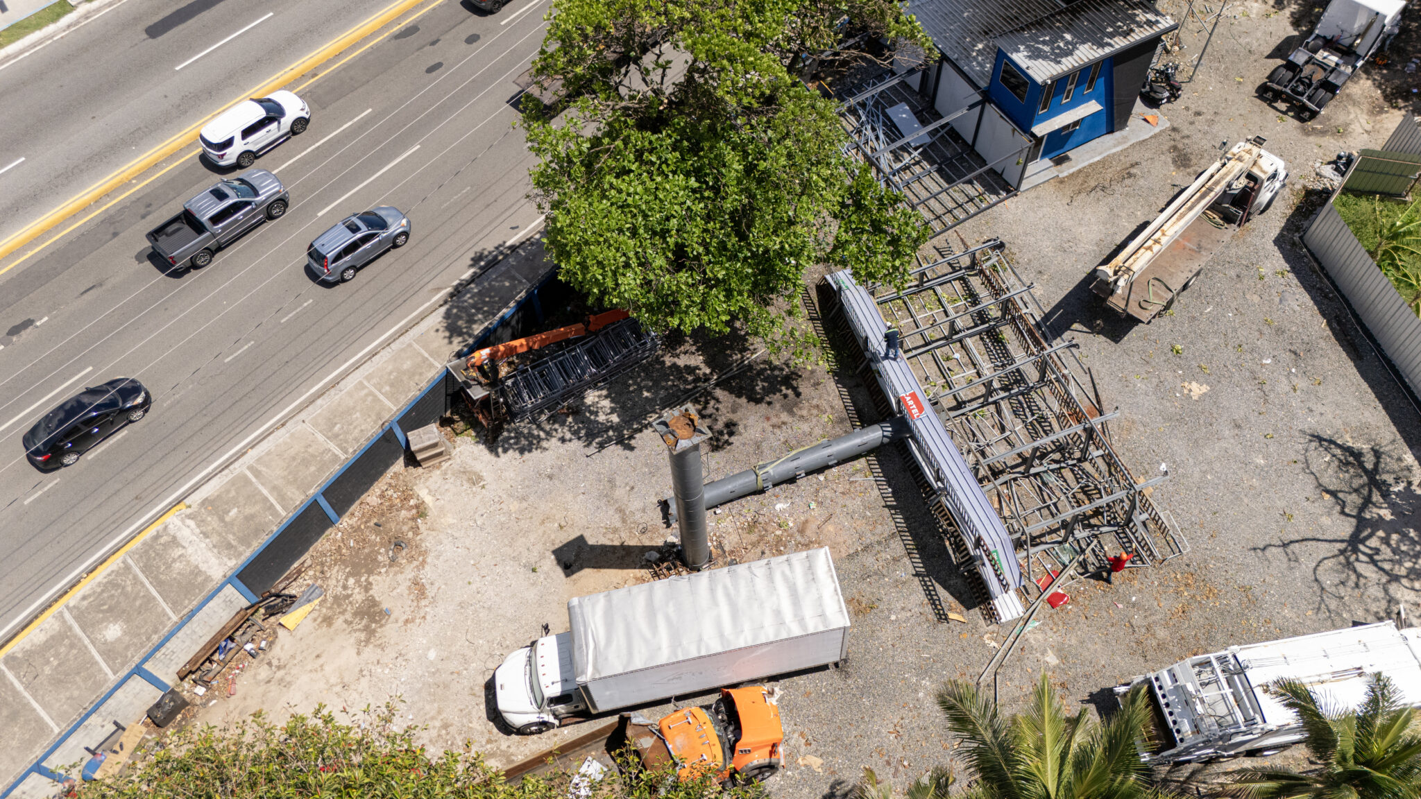Valla publicitaria gigante se cae en el Malecón por las fuertes brisas