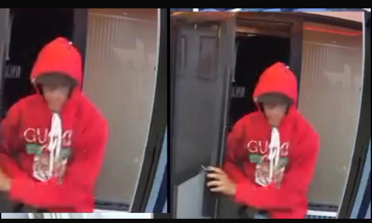 Cámara capta violento asalto en negocio de Santiago