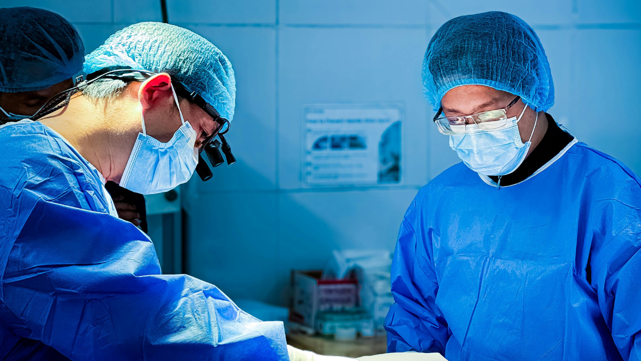 Médico arrestado por homicidio involuntario al extraer el órgano equivocado
