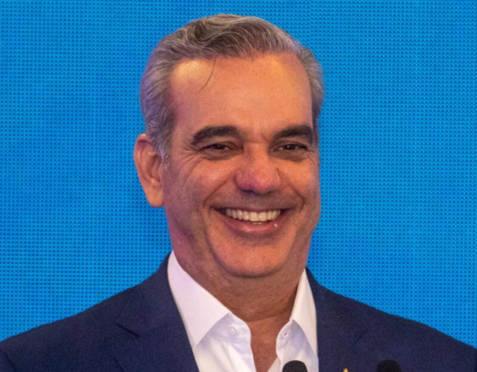 Abinader dice que se echa “agua bendita” ante crisis