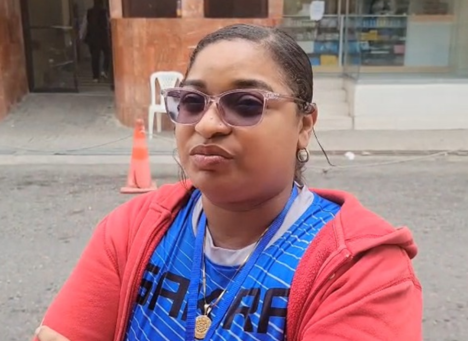 Madre denuncia clínica mantiene retenida a su hija por deuda