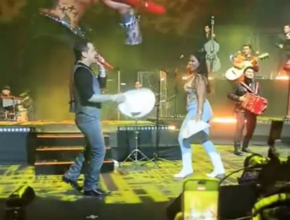 Fanática que atrapó sombrero de Nodal lo vendió por 50 mil pesos