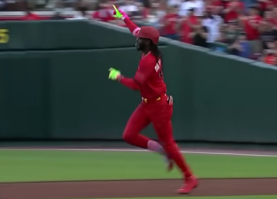 Elly de la Cruz conecta cuadrangular en triunfo de los Rojos