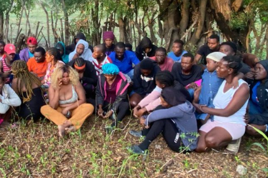 Detienen a 43 haitianos en un platanal de Montecristi
