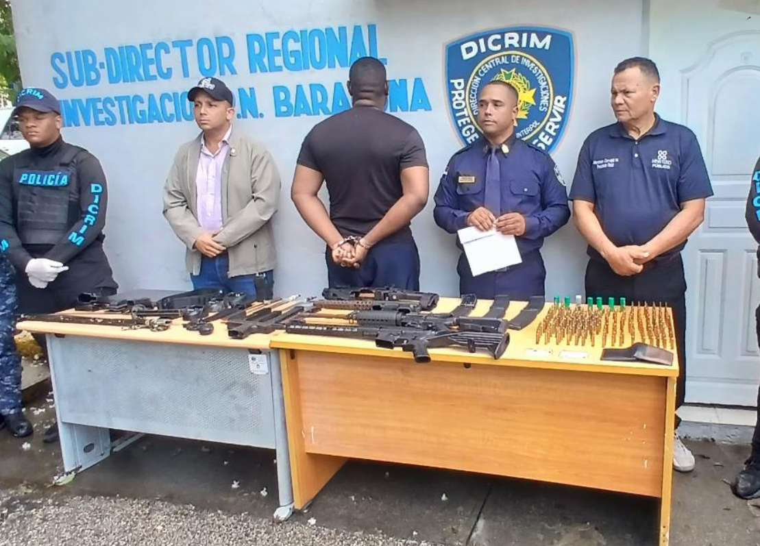 Arrestan a hombre con arsenal de armas en Barahona
