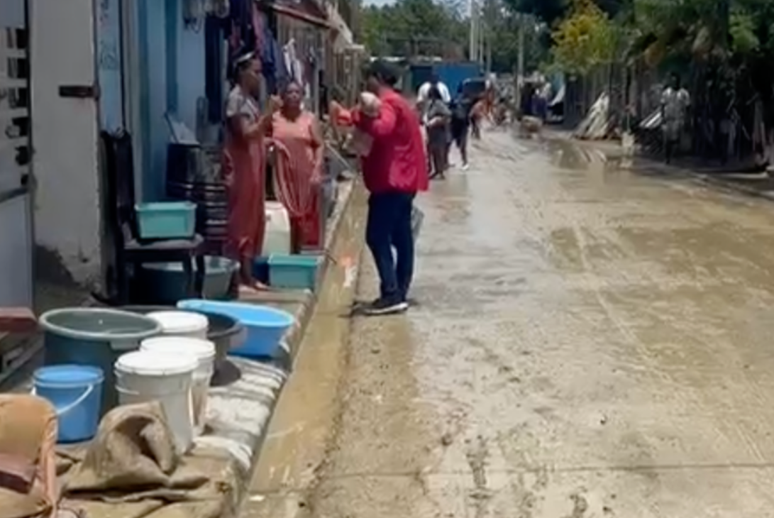 Villa Montellano sigue bajo lodo y sin ayuda