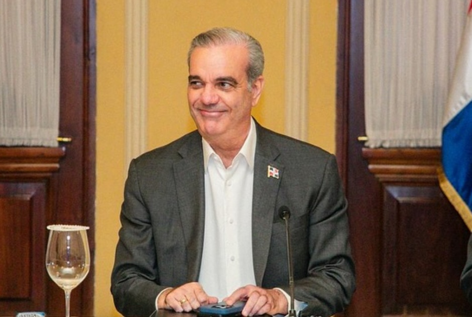 Abinader resalta labor de los periodistas en su día