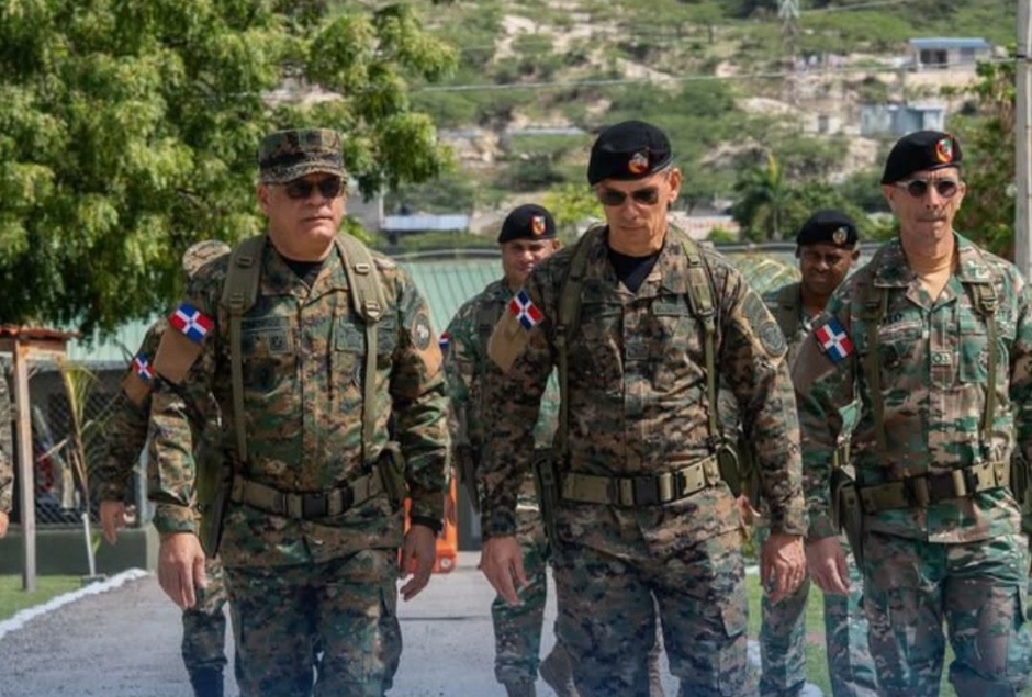 Ministro de Defensa supervisa zona fronteriza en Jimaní